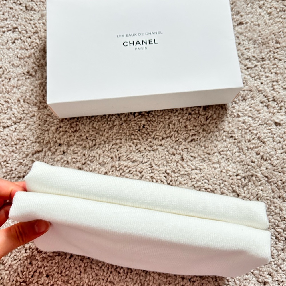 Chanel Beauty makeup bag - Picture 2 of 8